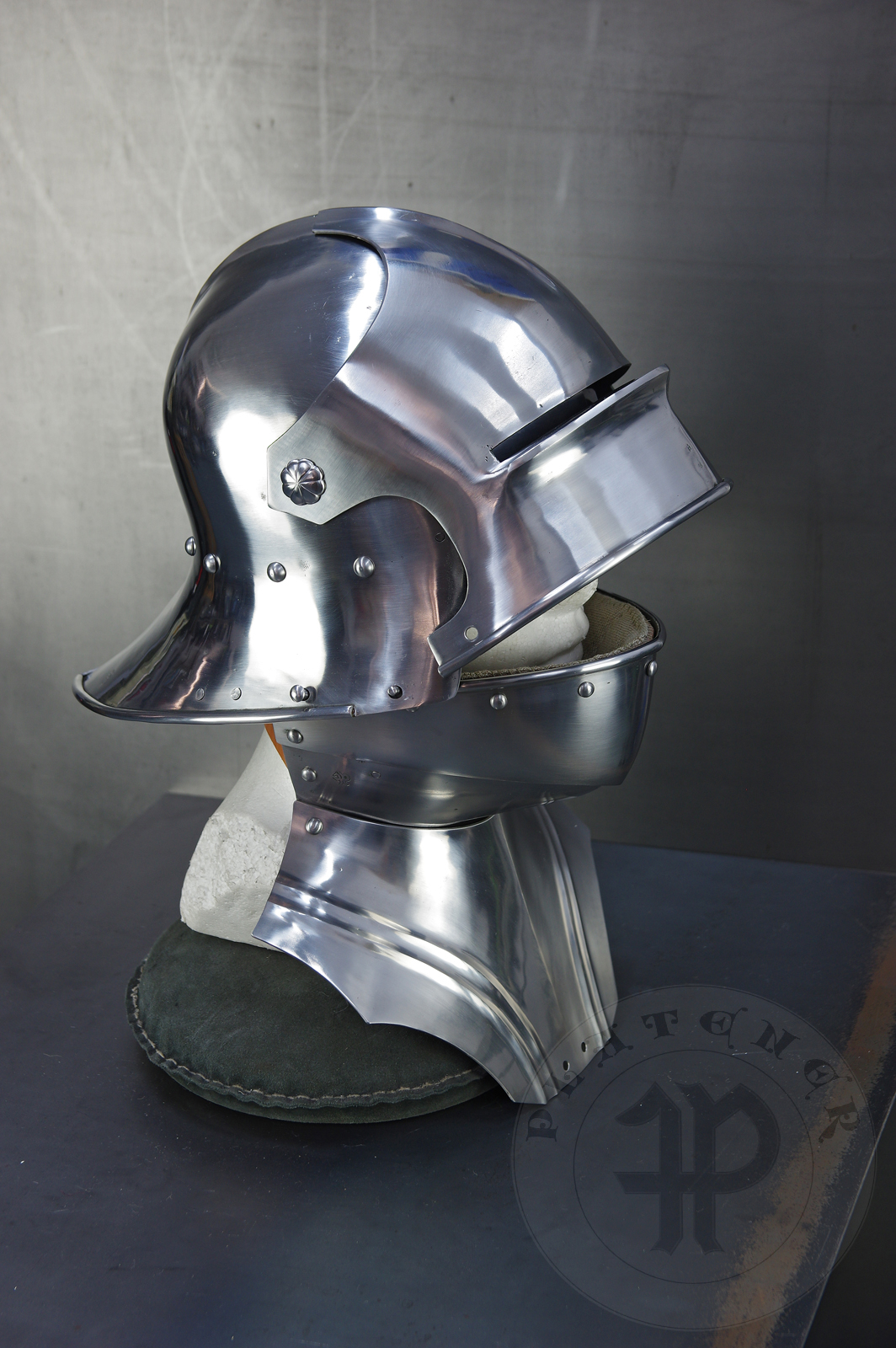 Sallet inspired by example from the Philadelphia Museum of Art; bevor inspired on Churburg CHS25 piece. Period: 1460-1470 Material: 2 mm steel with 0,3 % carbon. Heat treatment: sallet hardened and tempered up to 38 HRC and bevor up to 42 HRC. / Salada inspirowana na originale z Philadelphia Museum of Art; podbrdek oparty na oryginale z Churburga CHS25. Salada hartowana i odpuszczana do 38 HRC a podbrdek do 42 HRC.